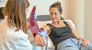 Er wordt bloed afgenomen door de onderzoeker